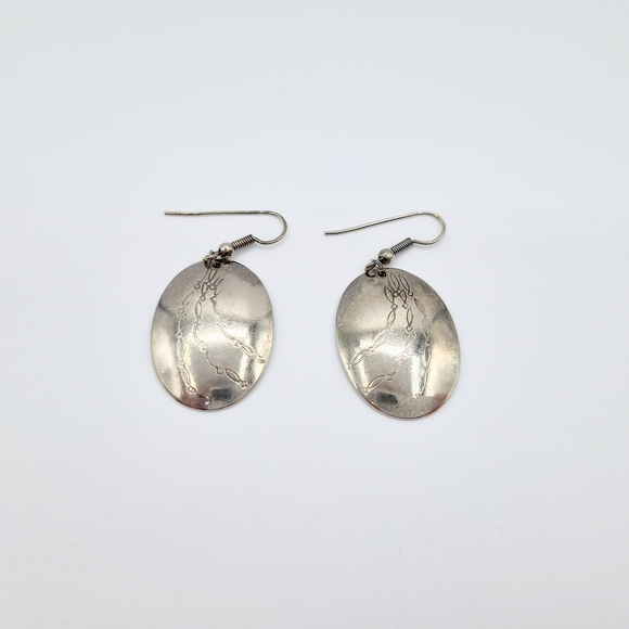 Vintage Jewelry - Elegant Silver Oval Earrings with engraved design